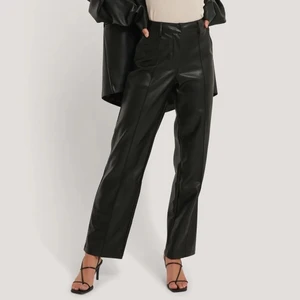 Nakd Skinnbyxor  - Knappt använda skinnbyxor från nakd i storlek 36. skriv privat för fler bilder💕 150kr+frakt