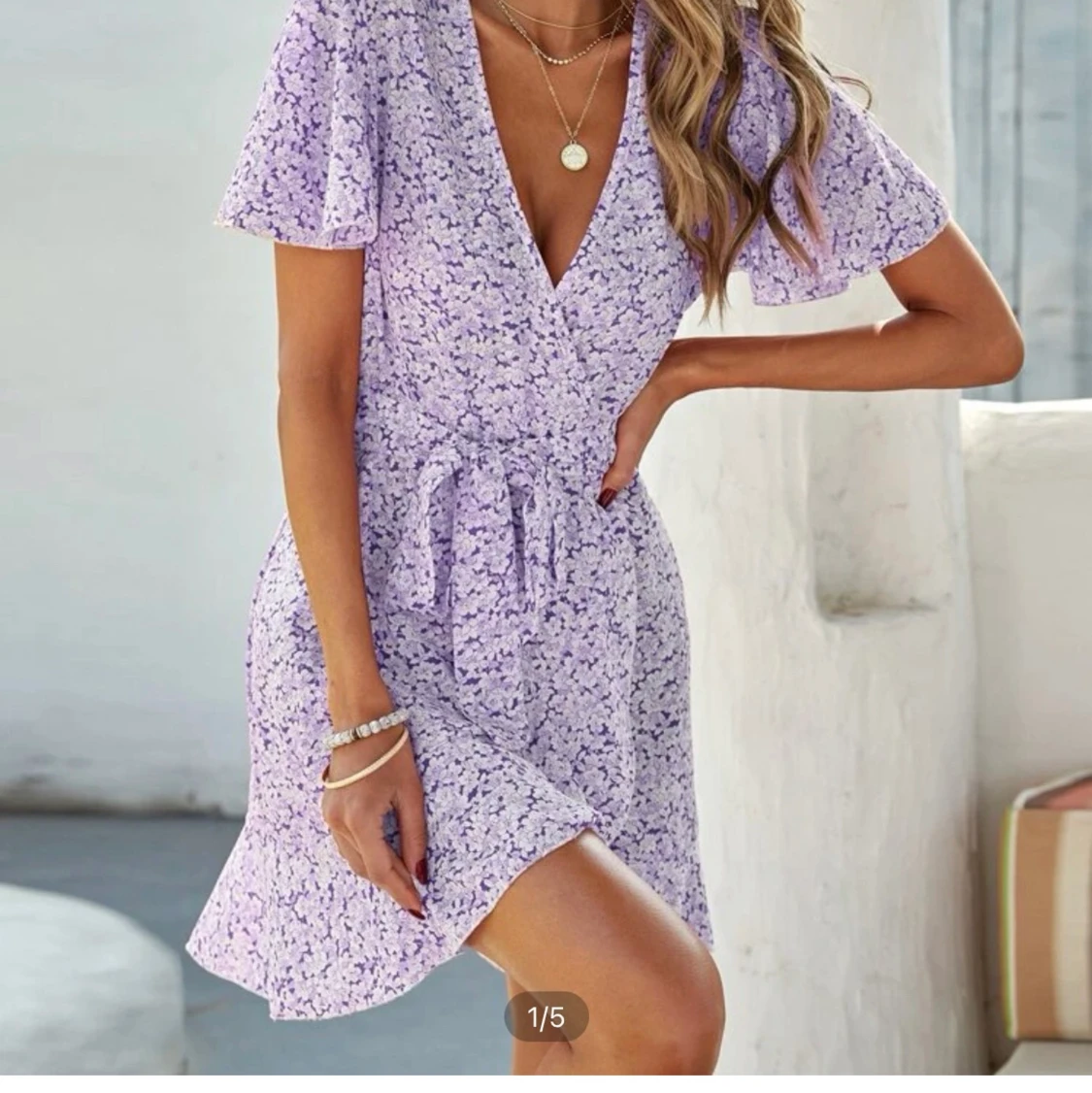 Ljus lila blommig klänning. Storlek L