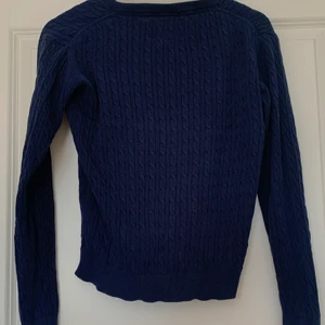 Blå stickad tröja - Säljer en superfin blå stickad tröja. Säljs då den är förliten. Använd men i super skick, inga skador eller missfärgningar!!  Sticker inget alls mot huden och är något tunnare men super skön. 💕 Går att mötas upp i uppsala, skickas mot fraktkostnad 