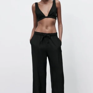 Byxor i struktur Zara  - Säljer mina linne inspirerande byxor från zara i st M. Säljer för att jag har ett par andra. Nyrpis 299kr köp direkt för 200kr+frakt🤍