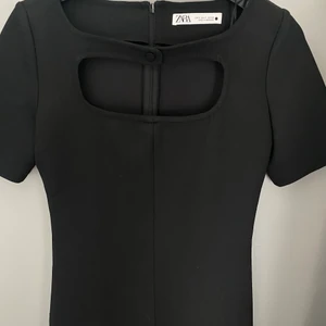 Superfin klänning från Zara! - Denna klänning är köpt från zara i vintras! Säljer då jag aldrig använt den. Nyskick då den bara hängt i min garderob. Är strl S och är true to Suez skulle jag säga. Säljer för 200 + frakt på Nypris tror jag var runt 300kr(299kr)
