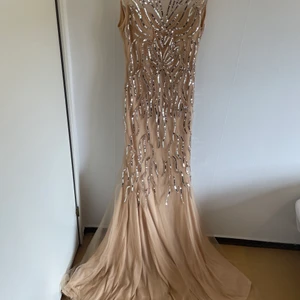 Klänning - Jättefin klänning som är helt oanvänd, lapparna är såklart kvar på klänningen. Säljer den pågrund av fel storlek. Storleken är Medium på klänningen.