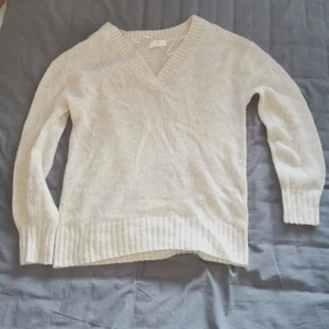 Stickad tröja  - En mjuk och gosig stickad tröja. Är det bättre än mormors....? 🙊 Köp så får du se!! 