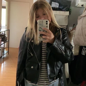 skinnjacka  - säljer nu denna skinnjacka ifrån bikbok!! nypris 599 ja säljer för 350kr +frakt! skriv till mig om ni vill ha fler bilder eller om ni har några frågor!