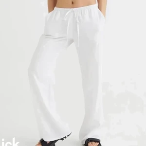 VITA LINNEBYXOR - Säljer dessa supersnygga linnebyxor från hm då jag tyvärr råkade ta fel byxor och därav blev det fel storlek. Strl L och är väldigt långa på mig som är 165 och även stora i midjan på mig som vanligtvis bär S! Aldrig använda! Startbud: 140💓