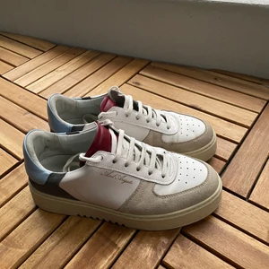 Axel arigato skor - Axel arigato skor i fint skick.  Köpare står för frakten.