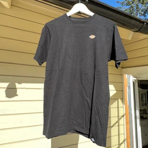 Dickies t-shirt  - Väldigt bra skick, har några är på nacken men tror helt ärligt den typ aldrig kommit till användning.  Skriv privat vid intresse!😁