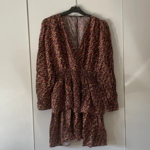 Blommig volang klänning från zara - Säljer denna otroligt fina zara klänning jag aldrig har använt pga att jag tycker den är för kort. 