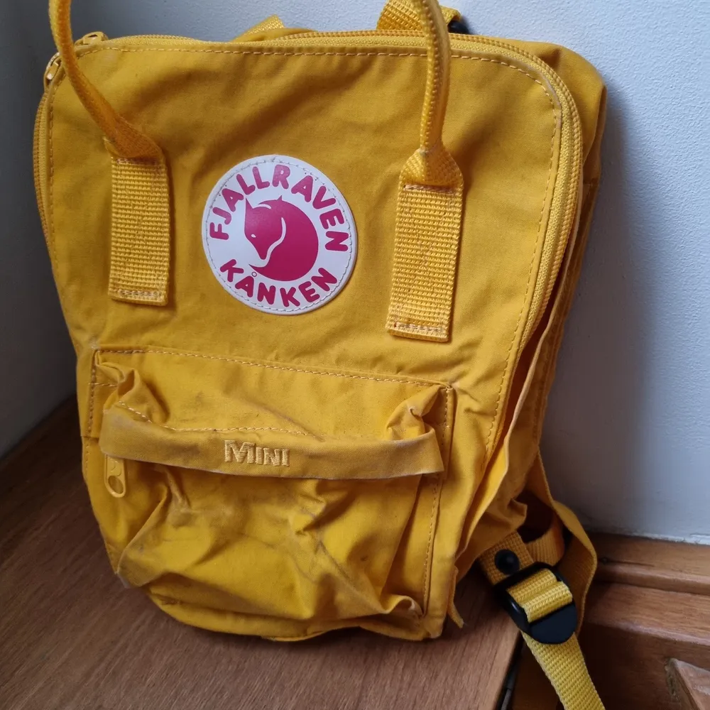 Fjällräven mini. Gul färg . Väskor.