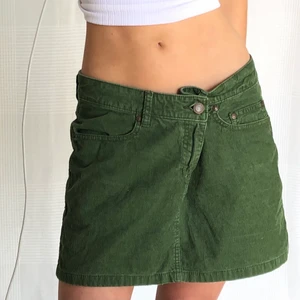 Kjol - Superfin grön manchesterkjol i storlek 40🪲 fraktar för 44kr eller möts i Fridhemsplan ⭐️