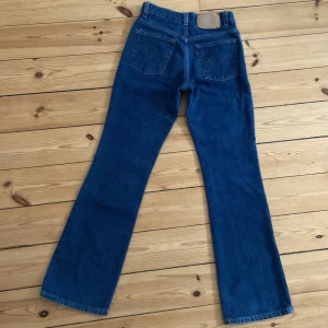 Levi’s Jeans - Helt oanvända Jeans, supersnyga jeans från Levi’s. Köpte för länge sen i fel storlek och har ej returnerat. Modell 517. Kan dock inte avläsa storleken. Har därför mätt med måttband midjemått, insida ben, och omkrets på lår. Köpte för drygt 900kr 
