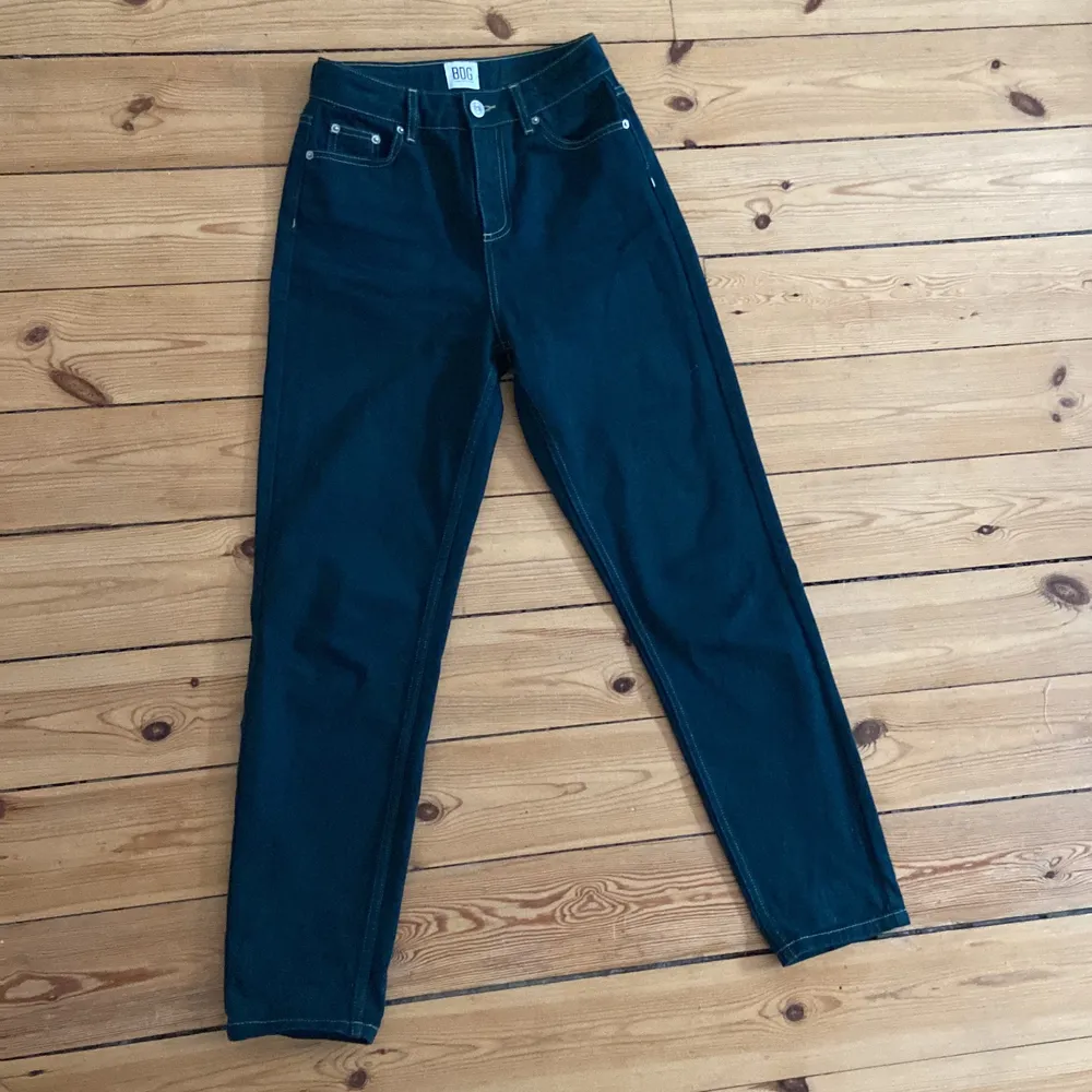 Ett par fina mörkgröna jeans som växt ur mig. Köptes för något år sedan på Urban Outfitters. I bra skick! . Jeans & Byxor.