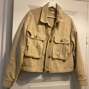 Jacka - Croppad beige over-sized jeansjacka från Gina Tricot ✨