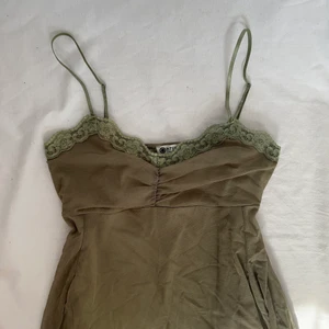 Grönt fairycore y2k mesh linne - Köp direkt för 150kr! Drömmigt grönt linne i mesh med fina spetsdetaljer. Frakt kostar 26kr med frimärken eller 51kr spårbart. Plagget är i gott skick utan några defekter. Visas på en 38(s). 