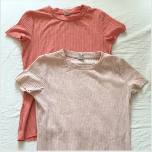 Lindex topp storlek xs-s - Fin ribbad ljusrosa tröja. Skön att ha på och snygg att styla med! Finns ej längre. Köpt på Lindex. 