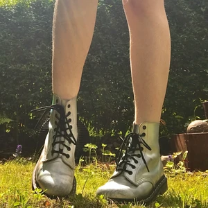 Dr Martens - limited edition - silver holographic  - Köpta för 1300:- i London 2017, användes flitigt men nu är de inte riktigt min stil längre :,)   Lite slitna och ingångna såklart men ändå bra skick, st 39 men stora i storleken.  Kan skicka fler bilder och svara på frågor om det önskas såklart!!