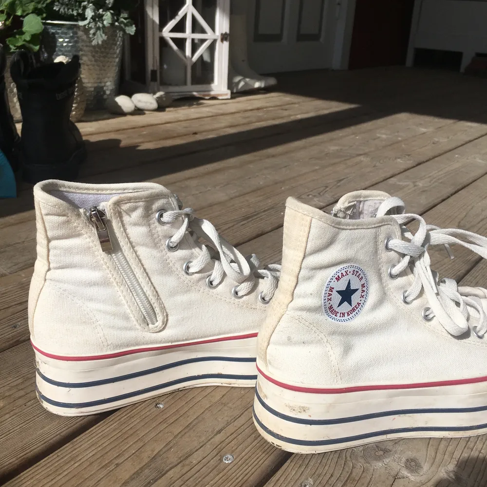 Vita platåsneakers från ”Max Star”, påminner mycket om Converse! Använda, men i fint skick, en tvätt i maskin så får de tillbaka färgen!   Köpta för 399kr. . Skor.