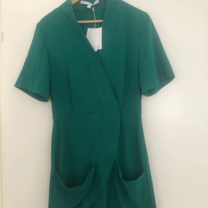 & other stories miniklänning  - Aldrig använd (fortfarande med etiketter)  Kort vår/sommarklänning från & other Stories i säsongens färg! Storlek EUR36