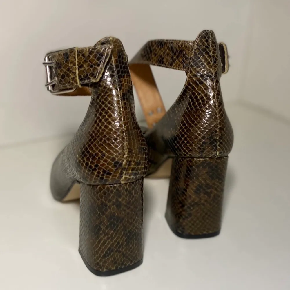 Coola klackar från det danska märket Shoe the Bear 🐻 De är i ormskinnsimitation och äkta läder, med snygg och bekväm blockklack och spänne runt foten. Endast använda ett fåtal gånger!. Skor.