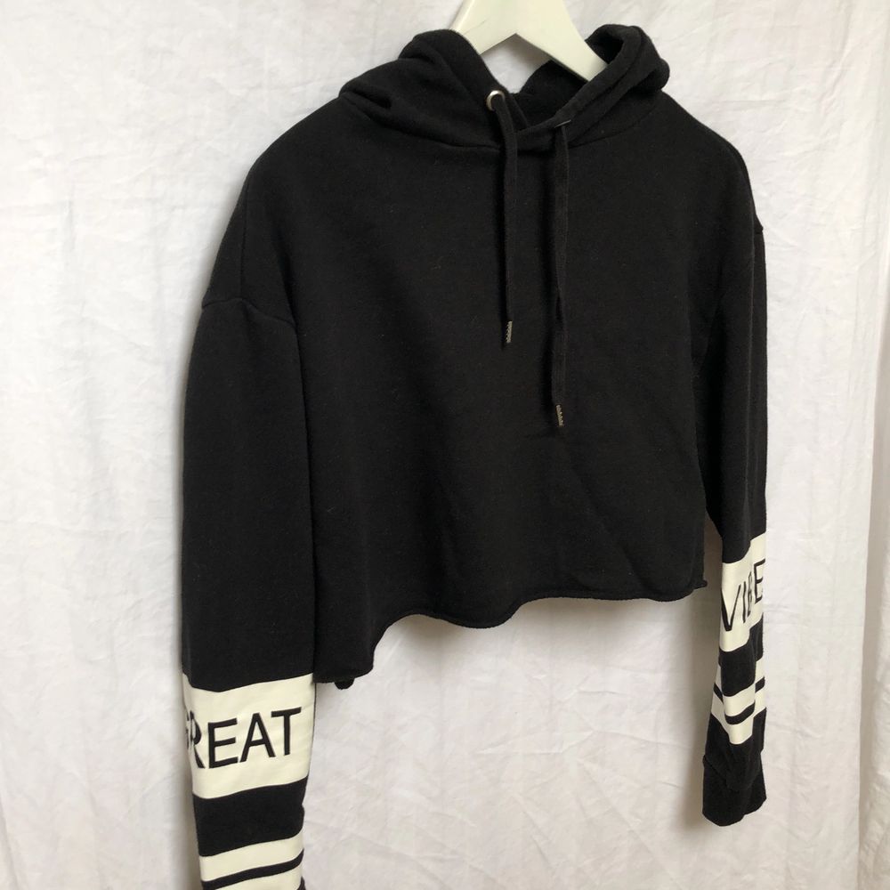Svart cropped hoddie . Huvtröjor & Träningströjor.
