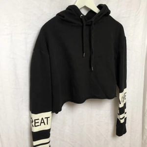 Cropped Hoodie - Svart cropped hoddie 