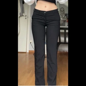 Filippa K kostymbyxor  - (Bilder från förra säljaren) Intressekoll på mina kostymbyxor som är köpta här på plick, dom var lite stora på mig 