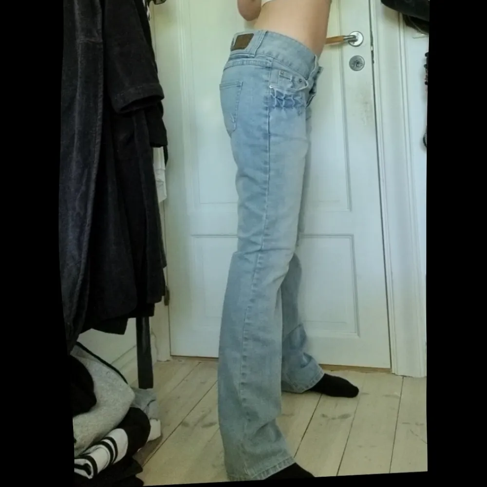 Säljer dessa ljusblå jeans då de är för stora för mig. Man kan nog lätt sy in dem och jag hade gjort det om det inte var för att jag redan hade så många jeans.💥 jag är 171 cm lång och midjemåttet är ca 90 cm . Jeans & Byxor.