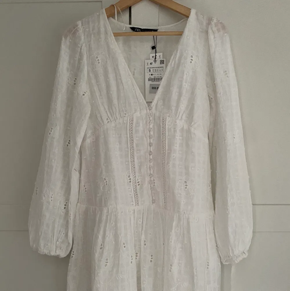 Slutsåld vit klänning från zara. Nypris 559, köpte på rean för 359kr 🌟Endast testad, fick hem idag . Klänningar.