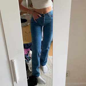 Jeans - Helt nya Levis jeans 501. Jag är 175❤️ frakt kostar 66kr spårbar och betalning sker via Swish ❤️