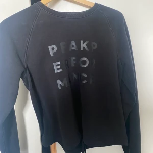 Peak performance  - Peak performance sweatshirt med band där nere man kan antingen knyta eller bara ha dom som vanligt , storlek M men är som en S
