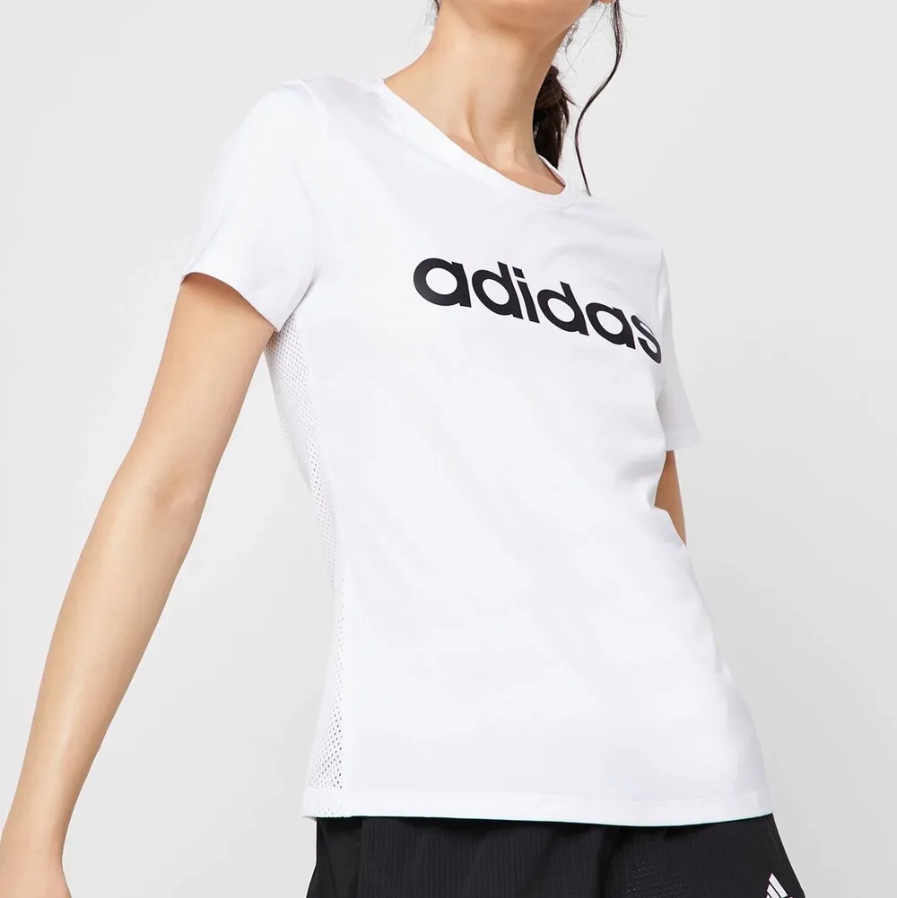 Adidas t-shirt , storlek XS , i bra skick . T-shirts.