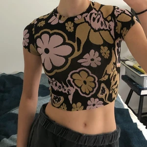 Bershka crop top - Super fin blommig croptop från bershka i nyskick! Tyget är super skönt och stretchigt och passar en Xs eventuellt S.