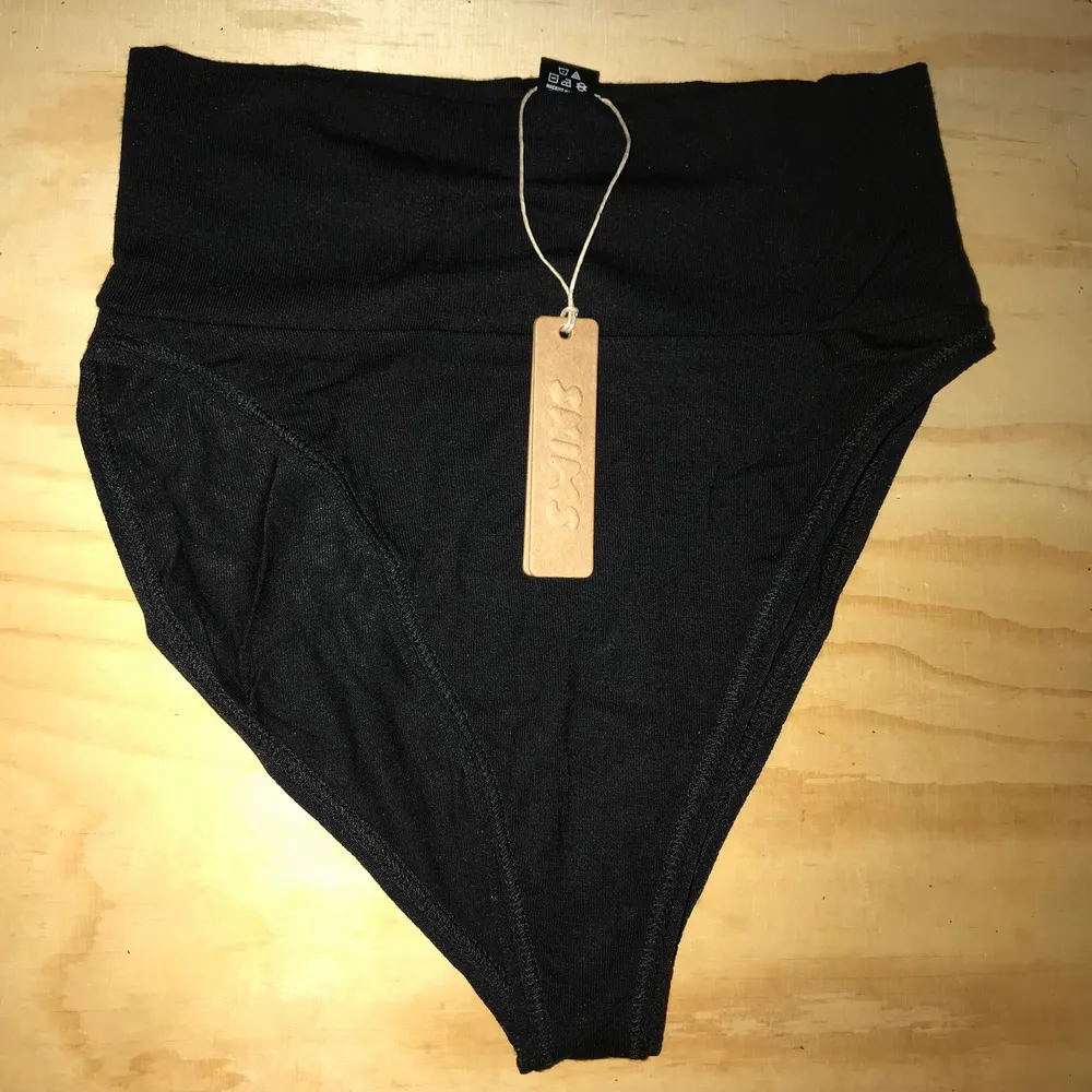 **I DID NOT TRY THIS ON** NEW WITH TAGS. The Skims Sleep Brief is a lightweight, cooling sleep loungewear option. Mid-rise cheeky underwear w/ high cut & flattering wide double layer waistband. Rayon/spandex. Will gladly take more pics or measurements.. Övrigt.