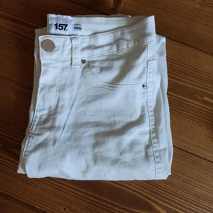 Jeans👖 - Superfina vita jeans.👖Fint skick i modellen "Vanna" från lager 157, gratis frakt✉️storlek M