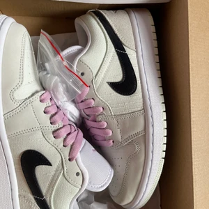 Air Jordan 1 low ”Barely Green” - Detta är ett par skor som jag vunnit på en tävlingar Instagram men som var lite så för mig därför säljer jag dessa fina skor. Aldrig använda. Skorna är från en hemsida på instagram som heter pardonmykicksdotse. Det finns vita skosnören till dessa skor med som förliker med. Skriv för intresse!