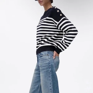 Randig tröja Zara - Randig tröja från Zara, har vanligtvis S! I nyskick köpt förra året för 600kr, perfekt till sommarkvällar💗💗💗