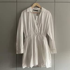 En härlig somrig vit skjortklänning från ZARA, med fickor. Den har tyvärr aldrig kommit till användning. En helt ny oanvänd Zaraklänning i STORLEK: L💕. Säljer den för 200kr exklusive frakt 69kr