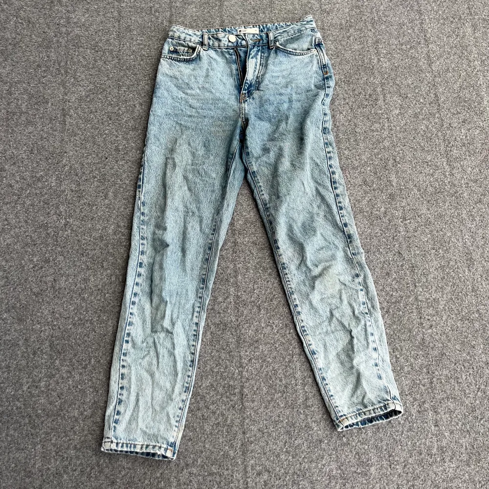 Blå mommy jeans från Gina Tricot storlek XS. Jeans & Byxor.