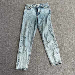 Blå mommy jeans från Gina Tricot storlek XS