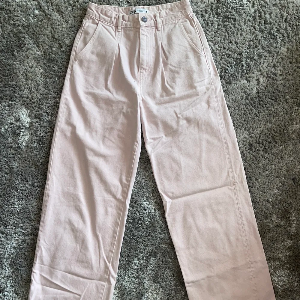 Ljusrosa jeans (lite mörkare rosa än på bilden) som jag tyvärr inte får användning för. Toppskick. Full length. Köparen står för frakten 💕. Jeans & Byxor.