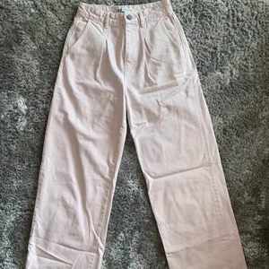 Rosa jeans - Ljusrosa jeans (lite mörkare rosa än på bilden) som jag tyvärr inte får användning för. Toppskick. Full length. Köparen står för frakten 💕