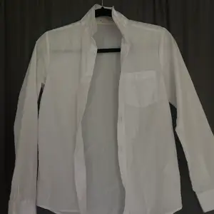 Tunn och luftande vit skjorta! Säljer då den är för liten!💕