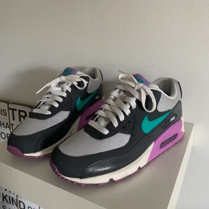 Nike air max 90 Unisex vintage  - Köpta i USA 2015 men knappt aldrig använda då de är för små. Har normalt stk 38 men dessa är 37.5 och jag har försökt bearbeta att de borde säljas i år nu då mina fötter får stora blåsor varje gång jag försöker använda de :’) Därav nyskick. Utgående. 