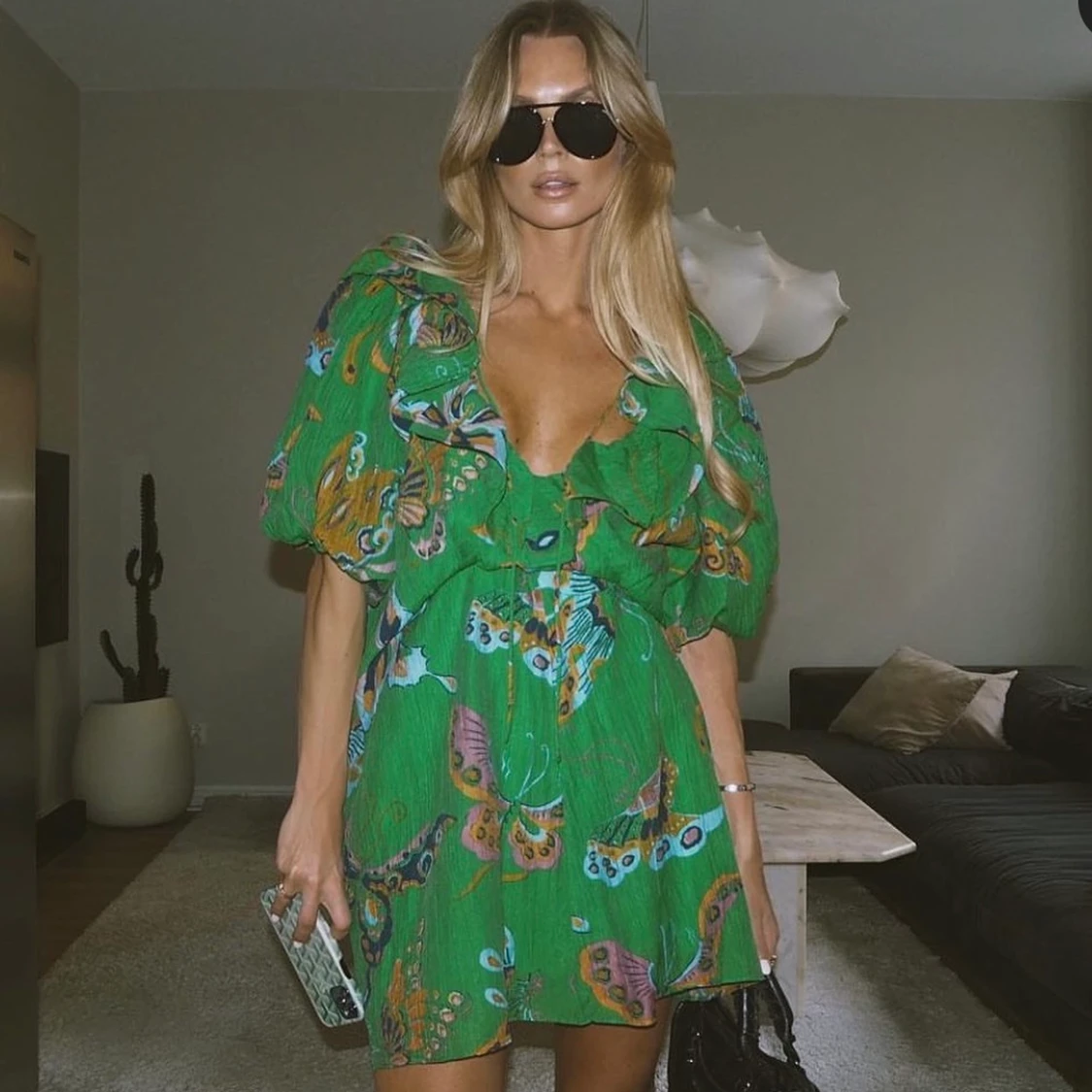 Grön klänning med fjärilar och blommor 