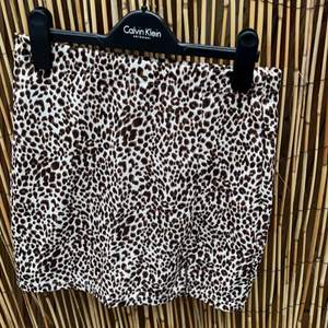 Leopard kjol ifrån shein med liten slits ( se bild) 