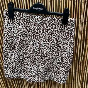 Kjol - Leopard kjol ifrån shein med liten slits ( se bild) 