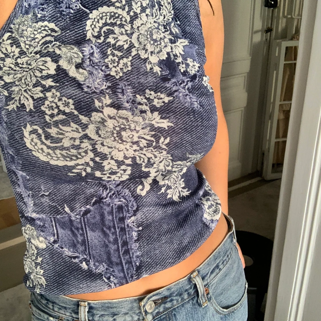 Blåmönstrad meshtröja