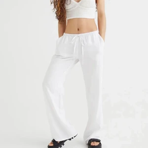 Linnebyxor hm - Säljer dessa populära lågmidjade linnebyxor från hm i stl S🤍 använda 1 gång och passar mig som är 168 cm🤍 bud från 300+frakt eller köp direkt för 500+frakt