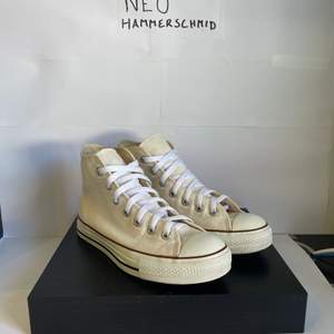 Converse All-Star HI ”White / Cream” i storlek 37.5💯 Skorna är riktigt snygga och i bra skick✅ De är vitare än vad de ser ut, men på grund av de extremt vita skosnörena blir färgen på skorna lite mer cream, vilket är en stil i sig😌🔥