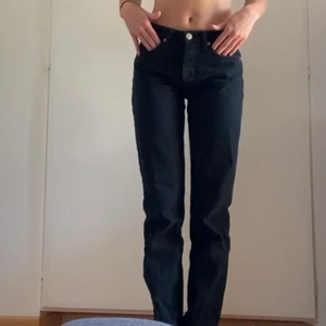 Zara midwaist - Säljer ett par svarta midwaist jeans från zara, sitter assnyggt på och är långa för mig som är 173cm, det saknas en knapp på ens framfickan men inget man tänker på eller som gör någon skillnad! Fråga för egna bilder✨